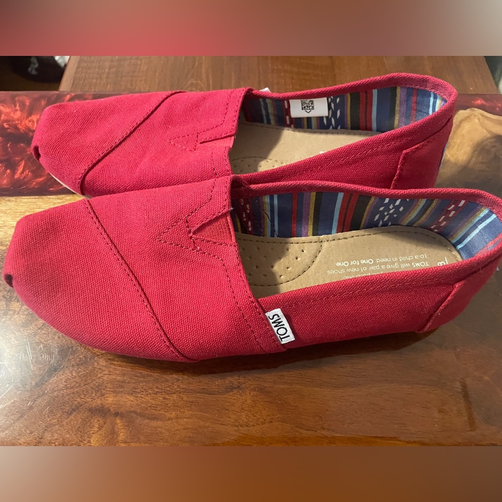 TOMS Classic Red Canvas Slip-on Shoes - 8